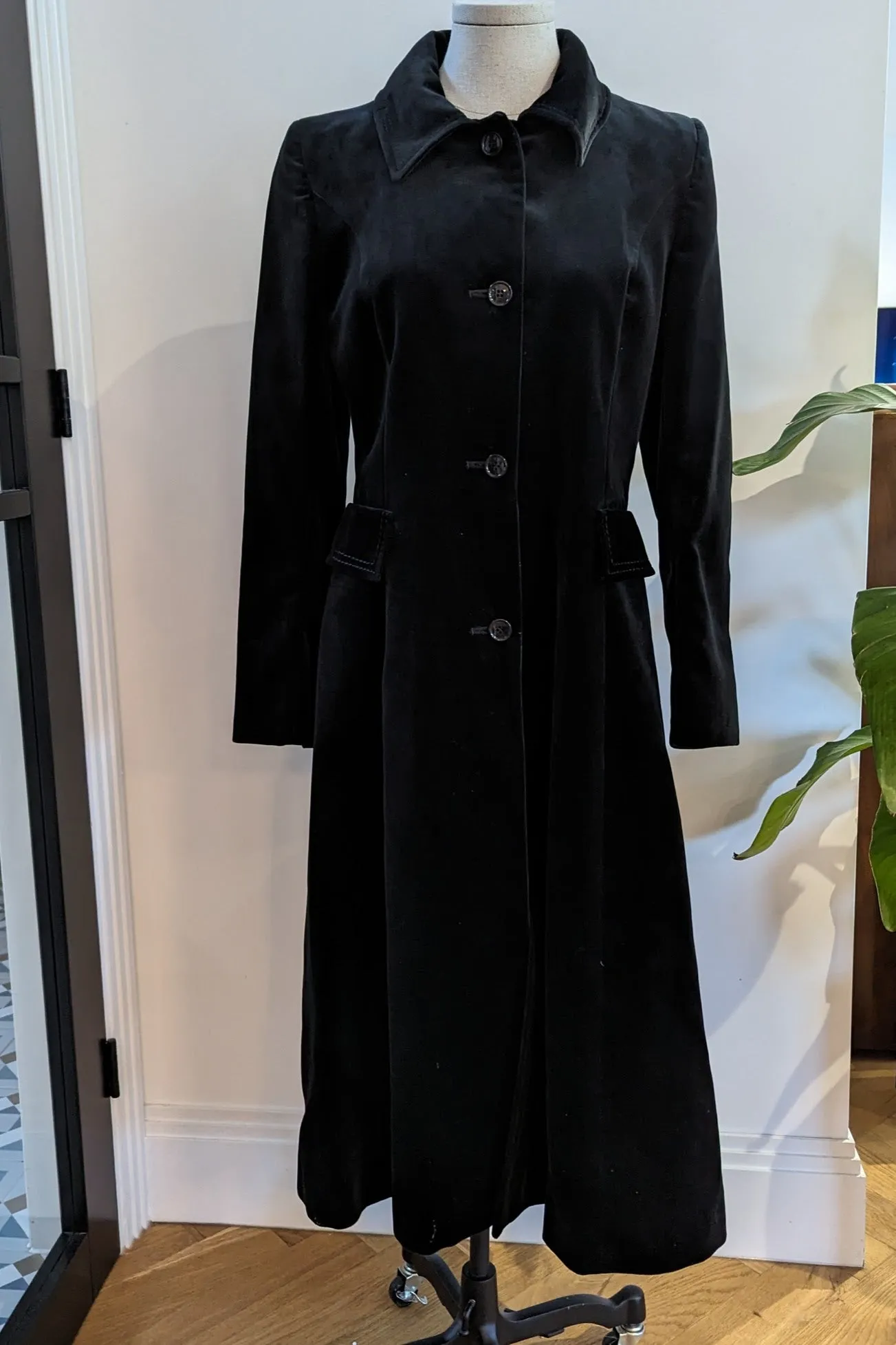 Long Black Fitted Velvet Vintage Evening Coat with Pockets