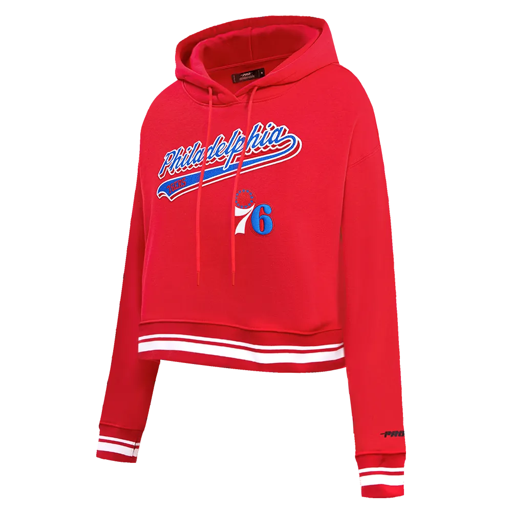 NBA PHILADELPHIA 76ers SCRIPT TAIL WOMEN'S RIB FLC CROPPED PO HOODIE (RED)