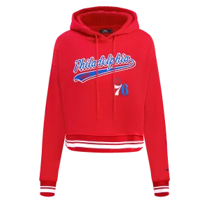 NBA PHILADELPHIA 76ers SCRIPT TAIL WOMEN'S RIB FLC CROPPED PO HOODIE (RED)