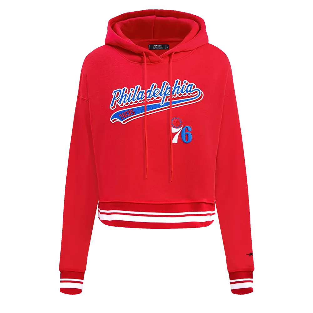 NBA PHILADELPHIA 76ers SCRIPT TAIL WOMEN'S RIB FLC CROPPED PO HOODIE (RED)